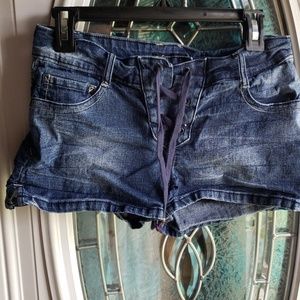Very cute juniors LEI size 7 lace up shorts.